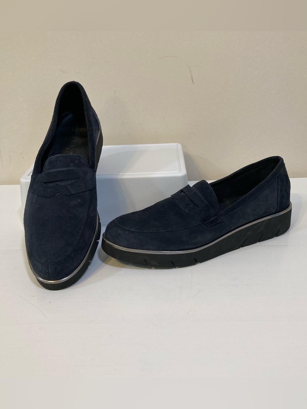 The FLEXX Harrow Wedge Penny Loafer Suede Navy Sz. 8 Womens Slip On Shoes